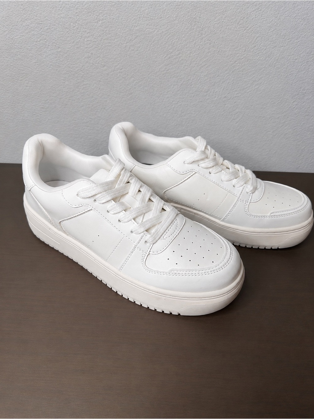 NWT 8 women’s wild fable White Platform Sneakers - Picture 1 of 9